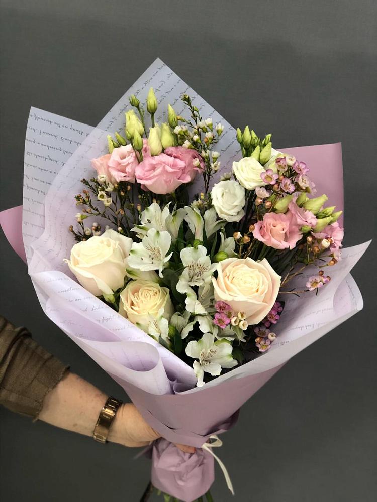 Букет цветов из: Альстромерии, Розы и Лизиантусы в Боровичах