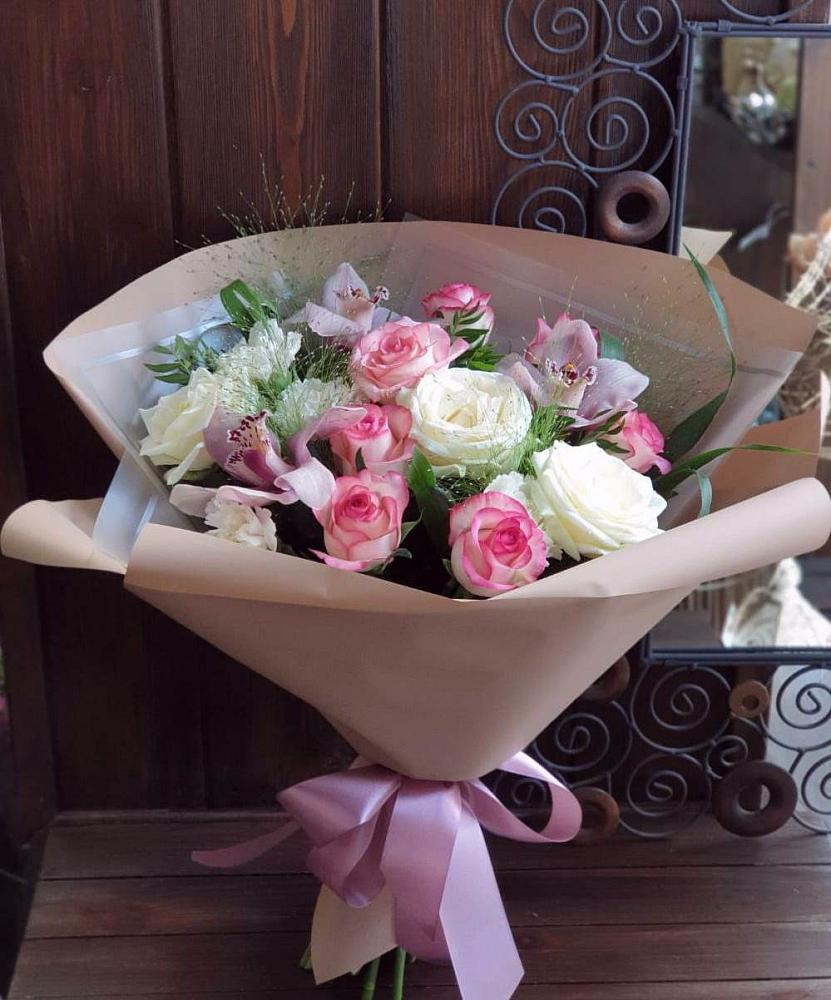 Букет цветов из: Гвоздики, Орхидеи, Розы и Хризантемы в Боровичах