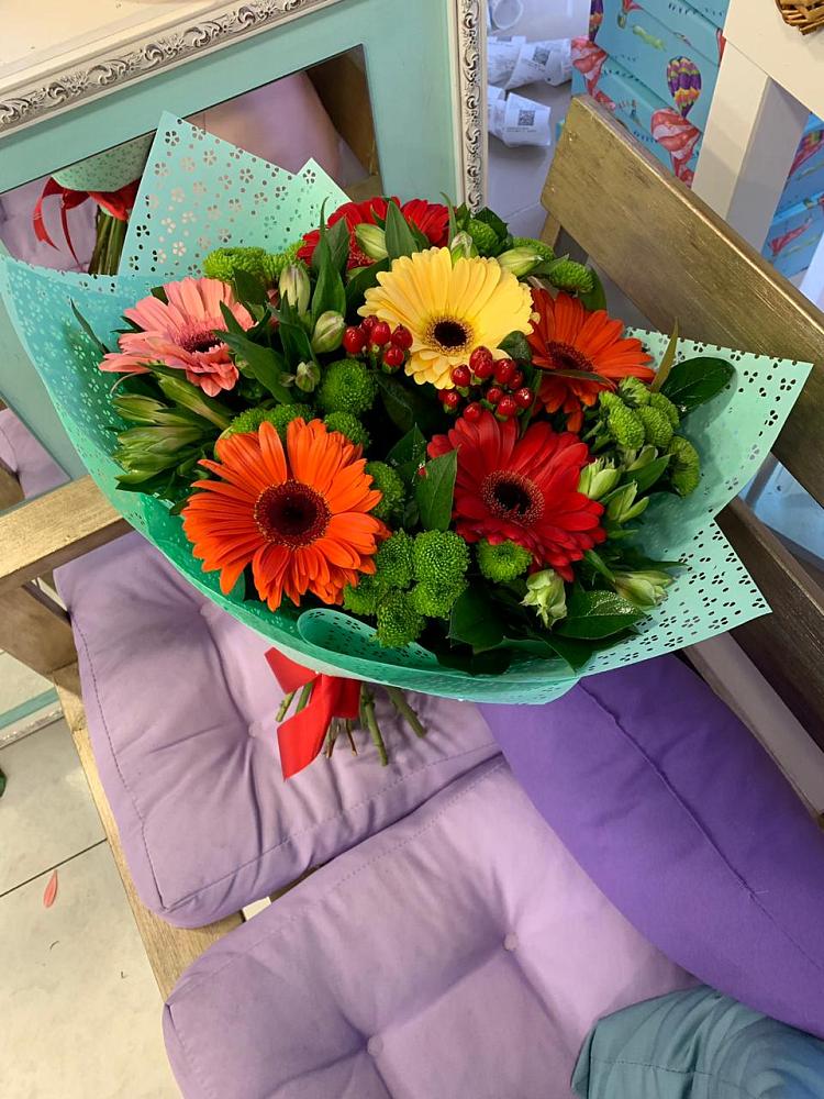 Букет цветочная поляна в Боровичах Букет цветов из: Герберы, Хризантемы и Альстромерии в Боровичах