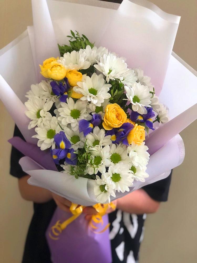 Букет цветов из: Ирисы, Хризантемы и Розы в Боровичах