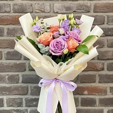 Букет цветочные ноты в Боровичах Букет цветов из:  Лизиантусы и Розы в Боровичах