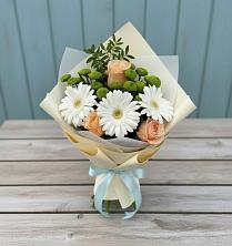 Букет герберы и розы в Боровичах Букет цветов из:  Герберы, Розы и Хризантемы в Боровичах